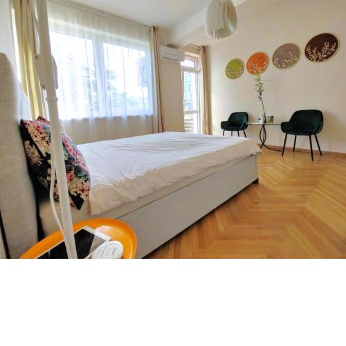 Big Stay - 4 Bedroom, 2 Bathroom Central Apartment with AC