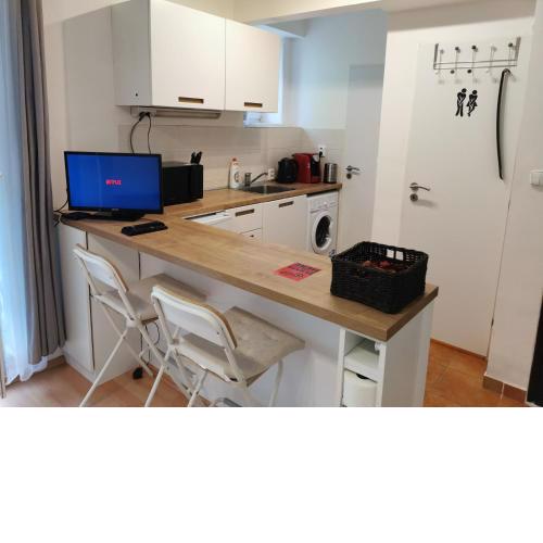 City Lights Apartment with Terrace - 24 Hours Check in