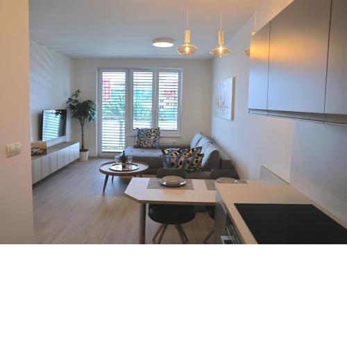 New Cozy 2 Room Pink Apartment Bratislava 048