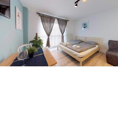Studio steps from Nivy & Main Bus Station